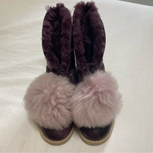 UGG, Purple Patent Leather Outer Sheepskin Lined Detachable Pink PoM Pom sz 7.5